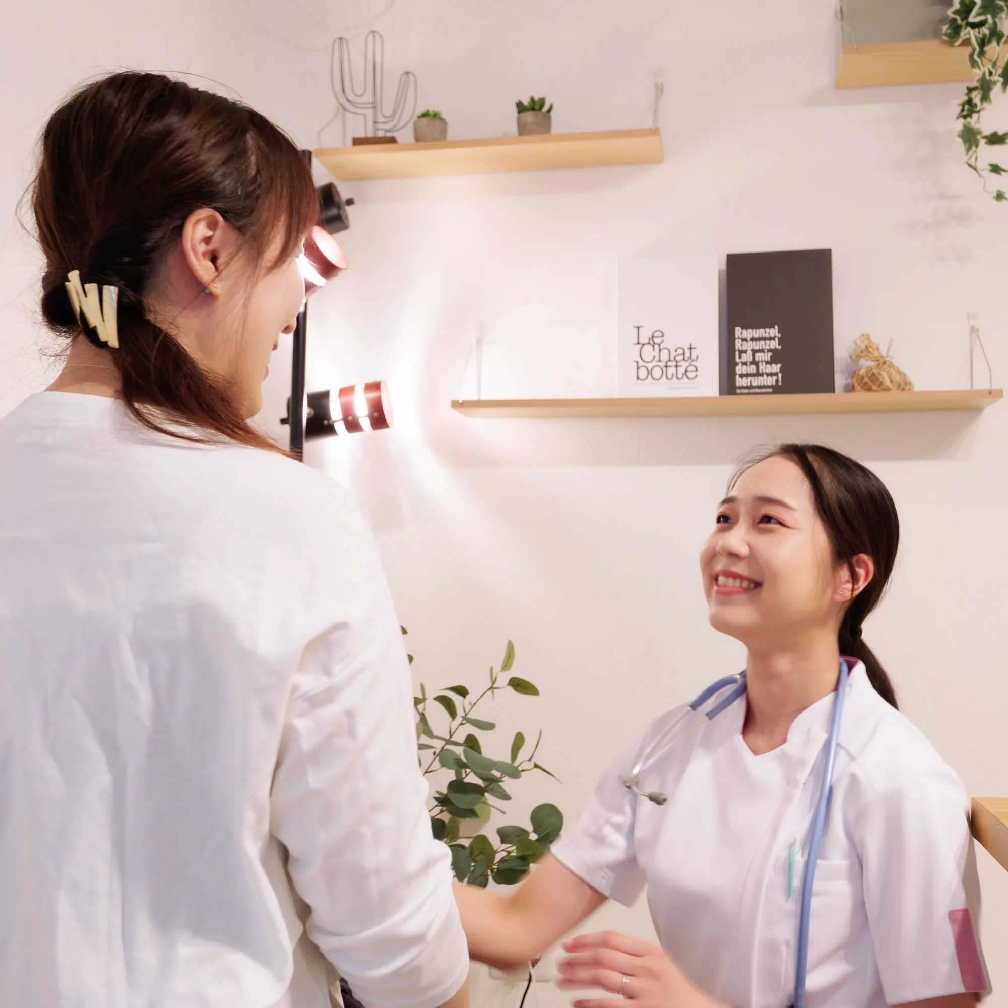 女性看護師が女性と向き合って話す様子