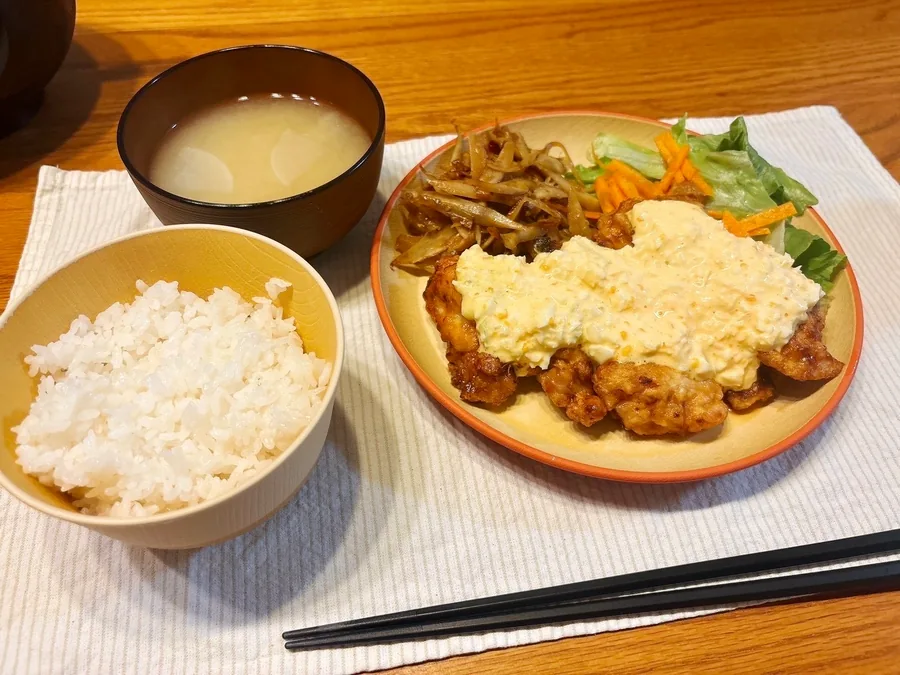 食卓に並ぶ手作りの食事